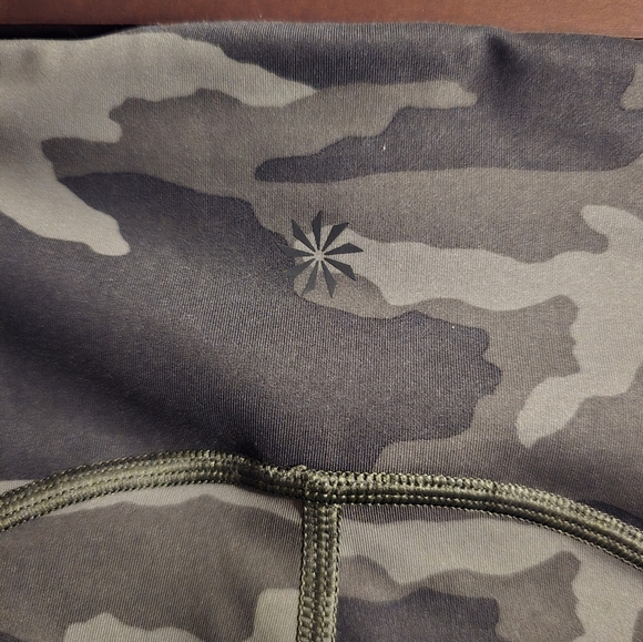 Athleta Ultimate 7/8 Womans Camo Leggings With Pockets Size Xsmall - Picture 3 of 6